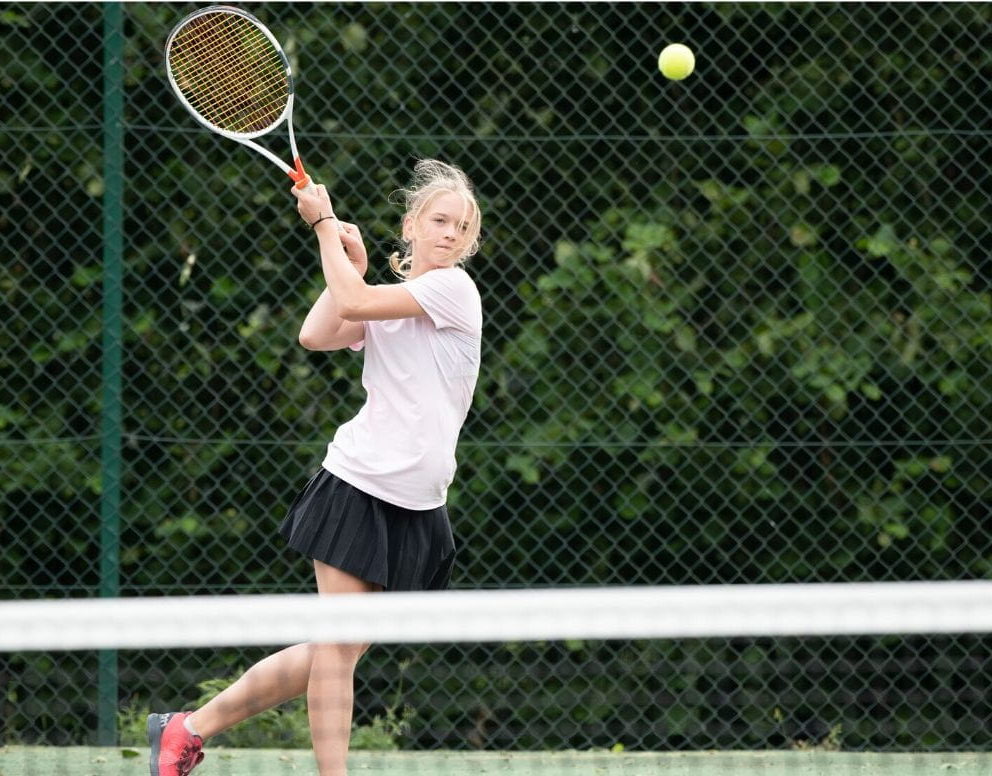 She plays tennis every day. Анджелина Граовац теннис. Кайя Юван теннис. Элизабет Люкшинова теннис.